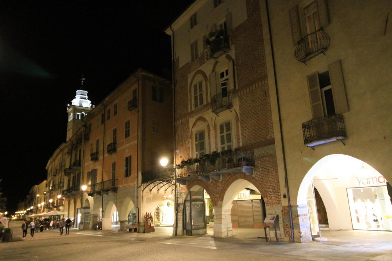 Appartamento Con Terrazza Nel Centro Storico. Cuneo Eksteriør bilde